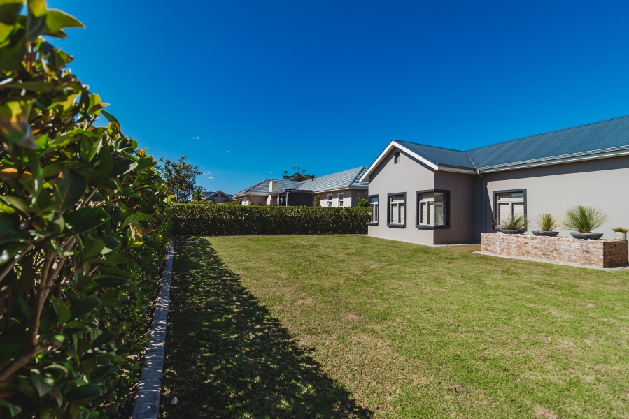 4 Bedroom Property for Sale in Kraaibosch Manor Western Cape